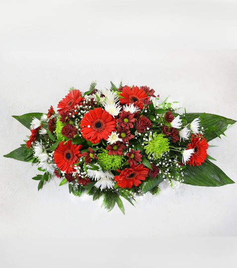 Vypichovaný aranžmán z červeno-bielych sezónných kvetov. Zloženie aranžmánu sa môže líšiť od obrázku v závislosti od momentálnej ponuky kvetov. - Eshop, kúpte online cez záhraníctvo Kulla