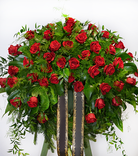 Bohato zdobený smútočný veniec z červených ruží , doplnený zeleňou. - Eshop, kúpte online cez záhraníctvo Kulla