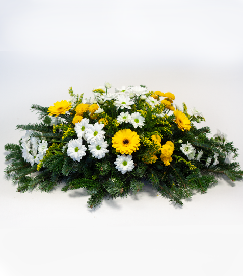 Vypichovaný aranžmán zo žlto-bielych sezónných kvetov. Zloženie aranžmánu sa môže líšiť od obrázku v závislosti od momentálnej ponuky kvetov. - Eshop, kúpte online cez záhraníctvo Kulla